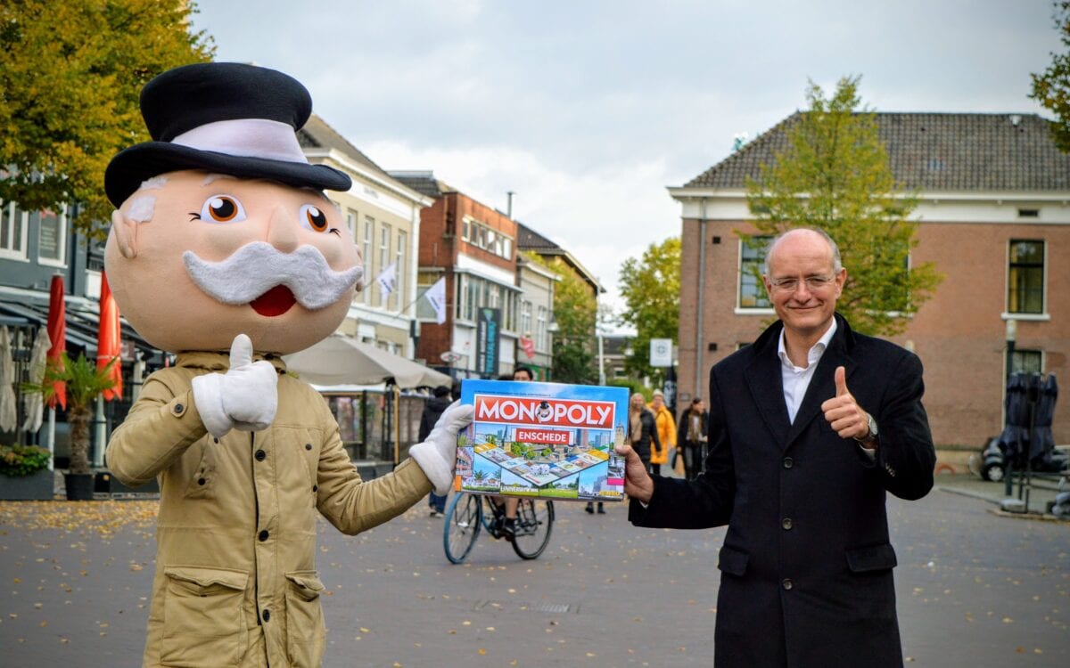 Monopoly Enschede overhandigen burgemeester