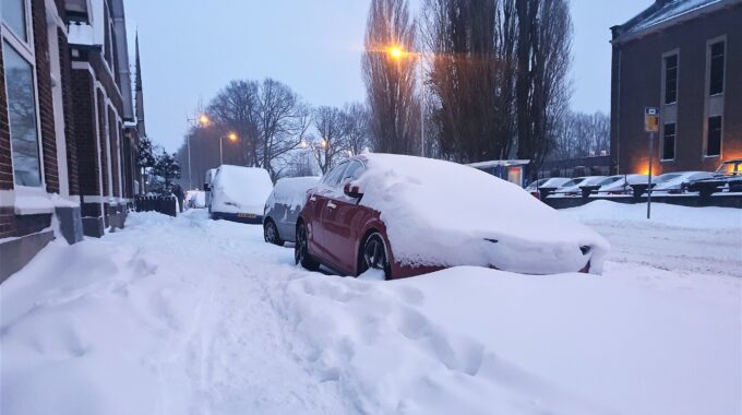 auto ingesneeuwd
