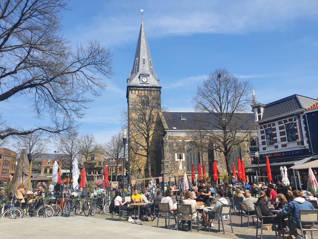 Als je vanuit Enschede een gat graaft naar de andere kant van de wereld, kom je híér uit Als je vanuit Enschede een gat graaft naar de andere kant van de wereld, kom je híér uit