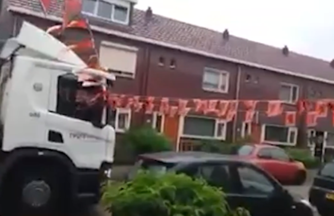 screenshot vuilniswagen oranjeversiering oranjestraat