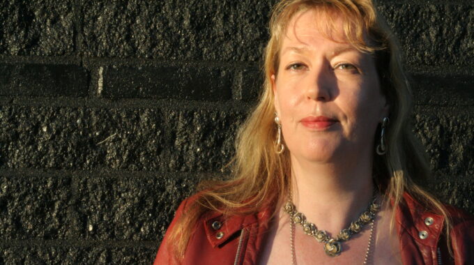 Sarah Fleischhacker geeft zangles en leert je grunten, screamen, growlen bij de korte cursus Zingen met rockeffect van Kaliber Kunstenschool Enschede en Almelo