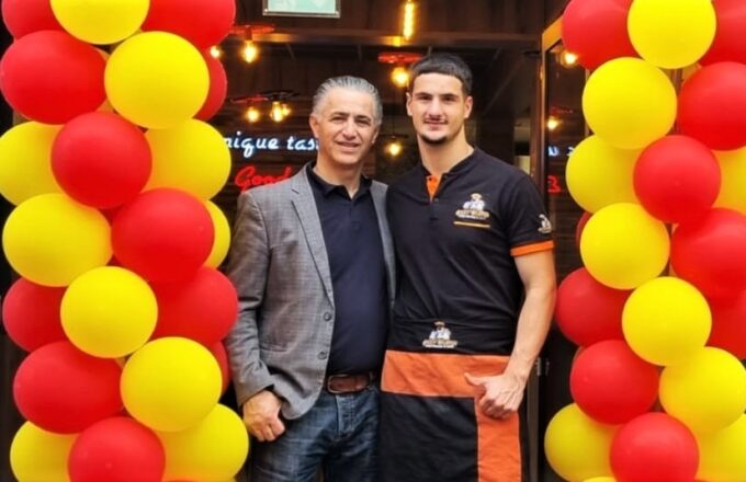 Benjamin van Crispy Chicken deelt 100 menu's uit