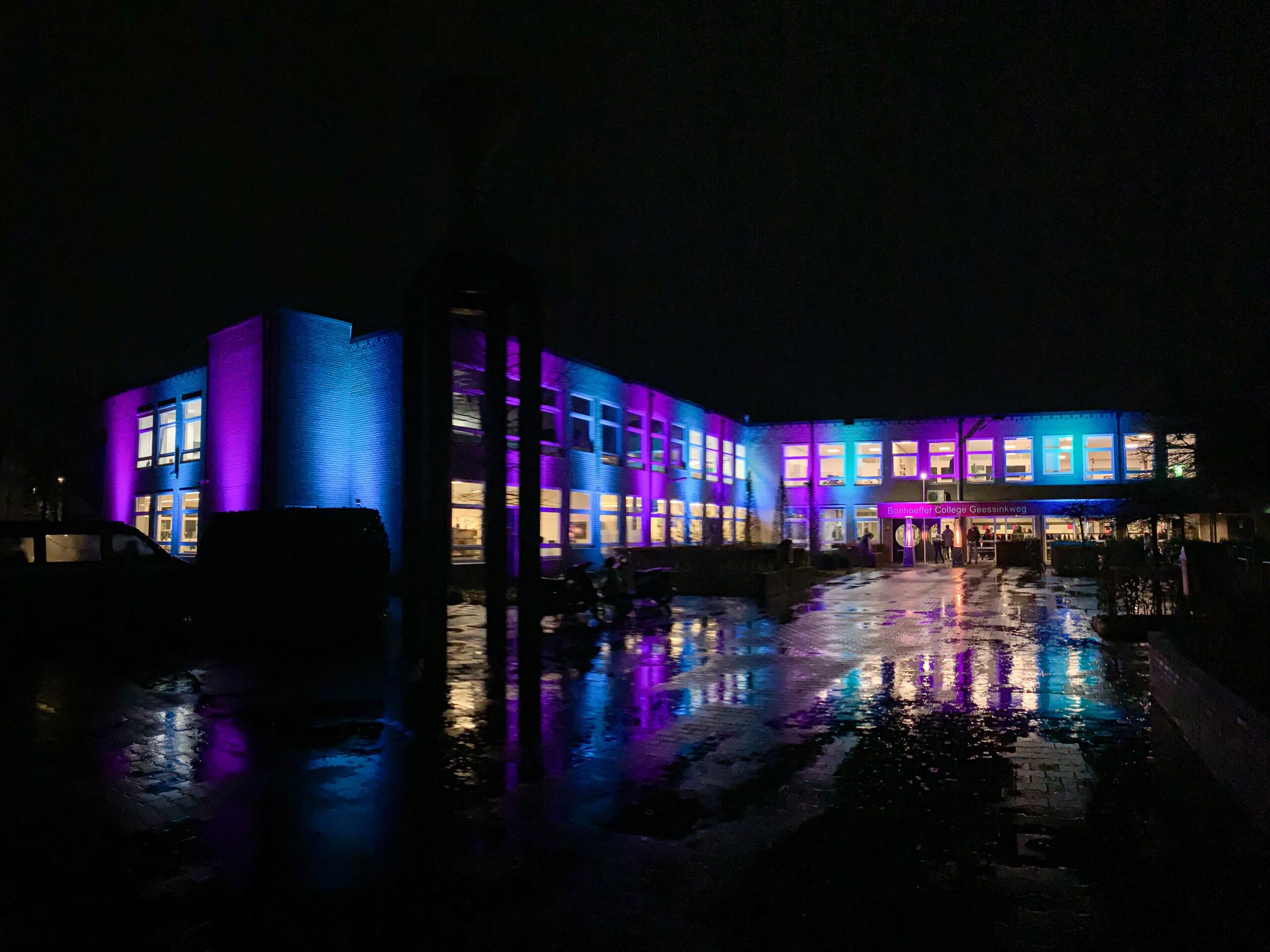 Middelbare-school-Bonhoeffer-College-locatie-Geessinkweg-is-verlicht-tijdens-de-open-dag-in-januari-2024-scaled.jpg