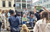 andre-van-duin-en-janny-van-der-heijden-in-Enschede-denkend aan holland- opnames-Twente