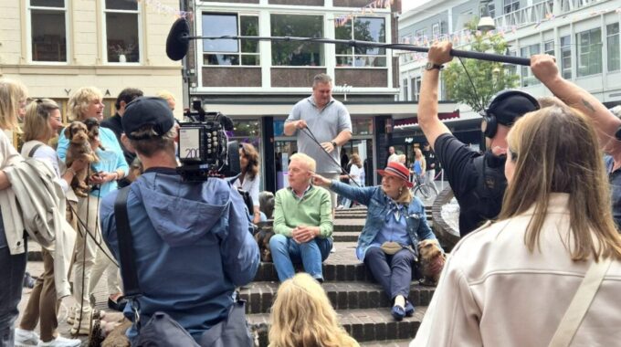 andre-van-duin-en-janny-van-der-heijden-in-Enschede-denkend aan holland- opnames-Twente