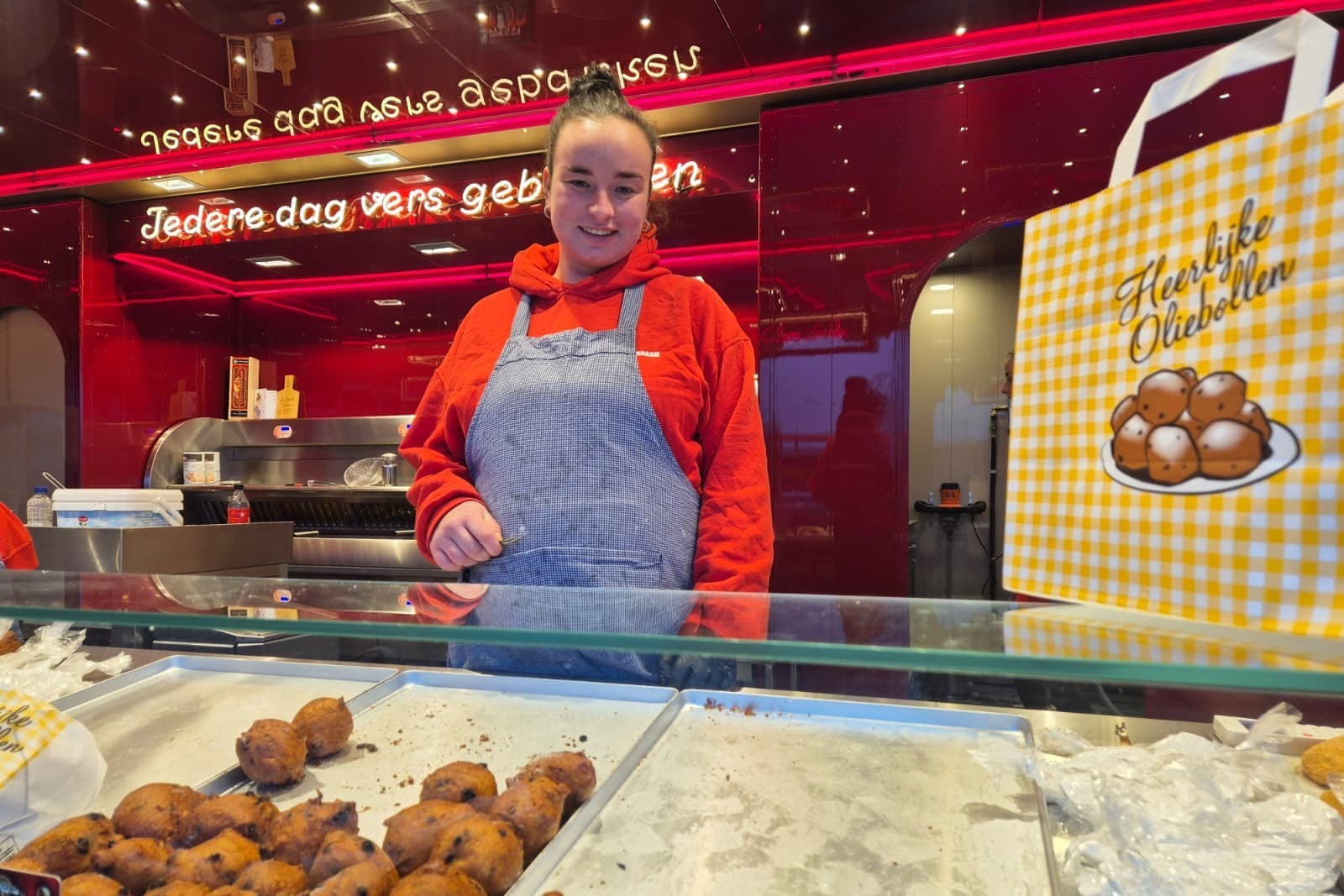 Hoogzwanger, maar Lisa blijft fulltime oliebollen bakken in Enschede: ‘Uitgerekend op 1 januari’