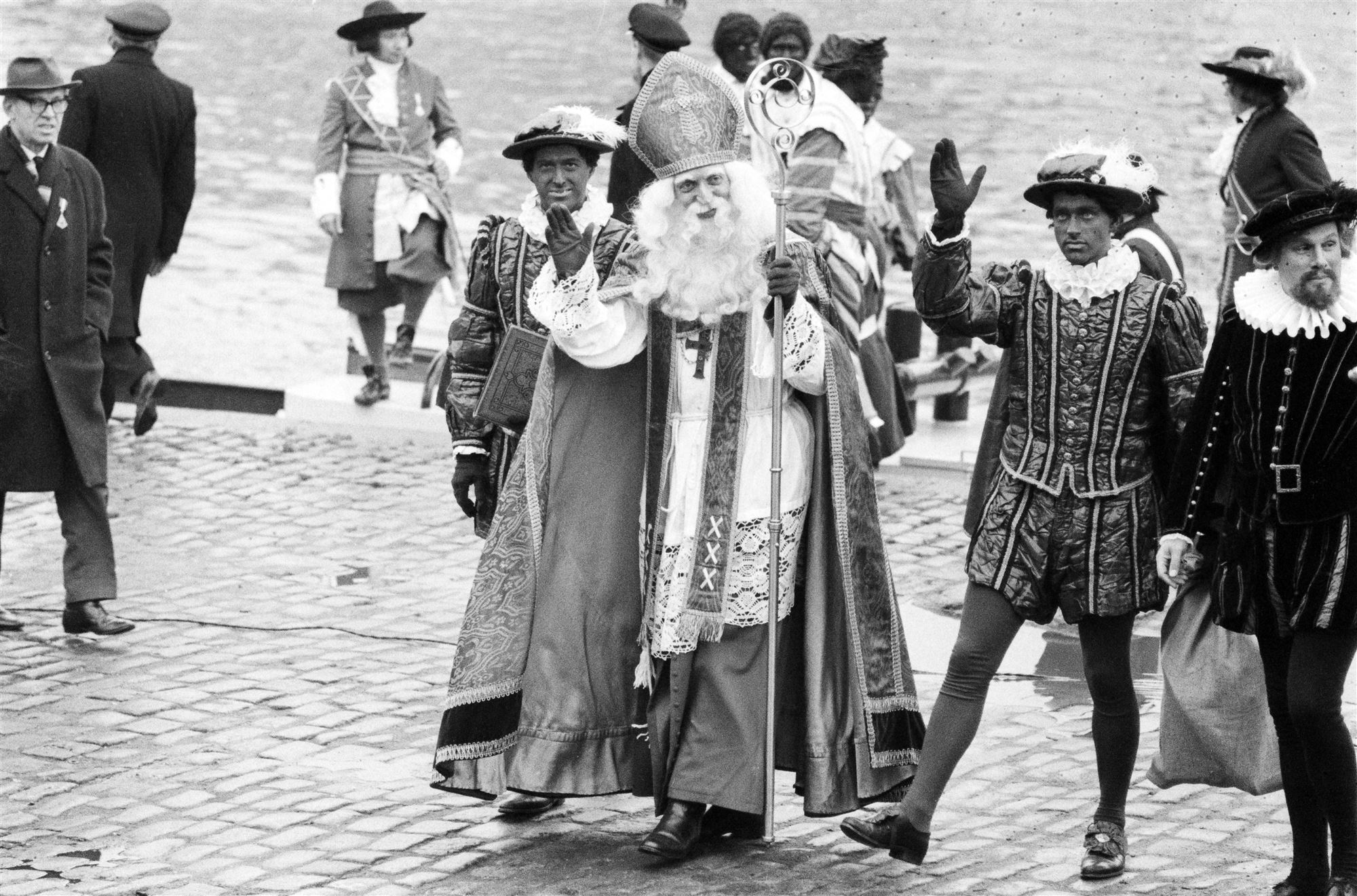 Supergrappig om te zien! De intocht van Sinterklaas in 1961 (video) indebuurt Gouda Supergrappig om te zien! De intocht van Sinterklaas in 1961 (video) indebuurt Gouda