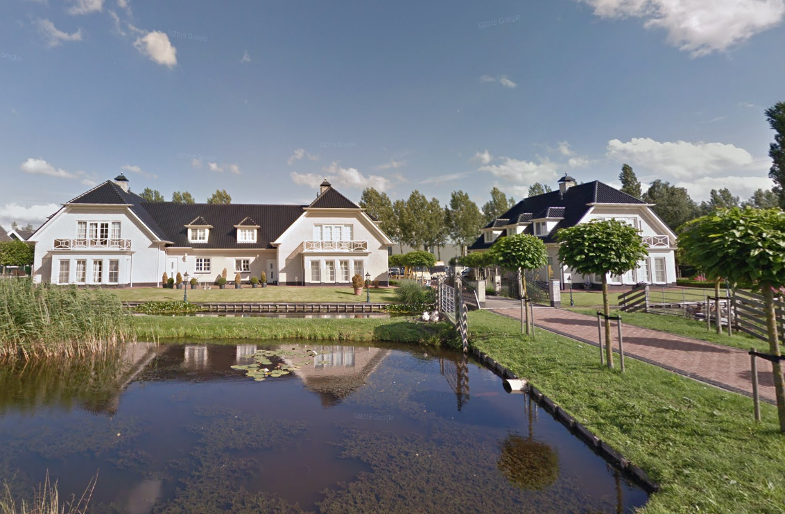 Samenwonen met al je vrienden dit complex met drie woningen staat te koop voor 3,9 miljoen