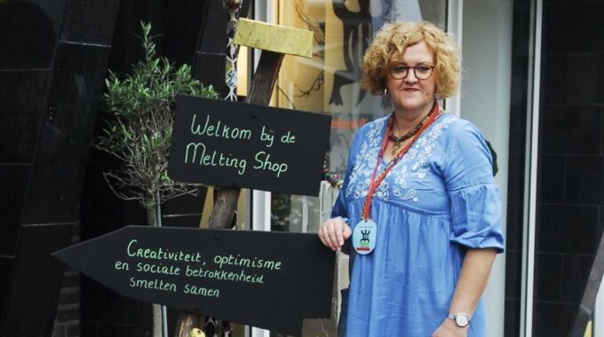 Debora Boadu bij haar winkel, de Melting Shop