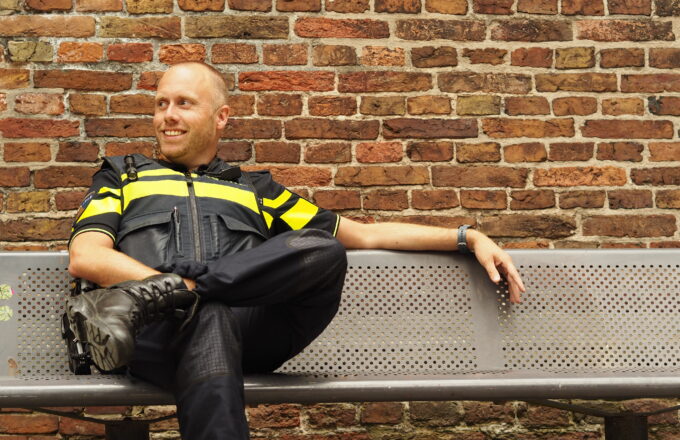 menno lenting roze in blauw groningen noord nederland