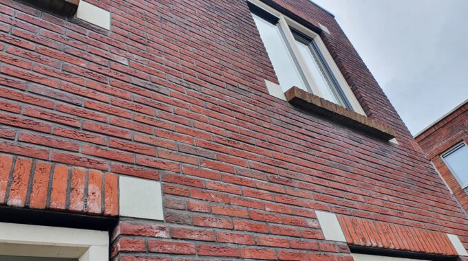 witte aanslag muur huis