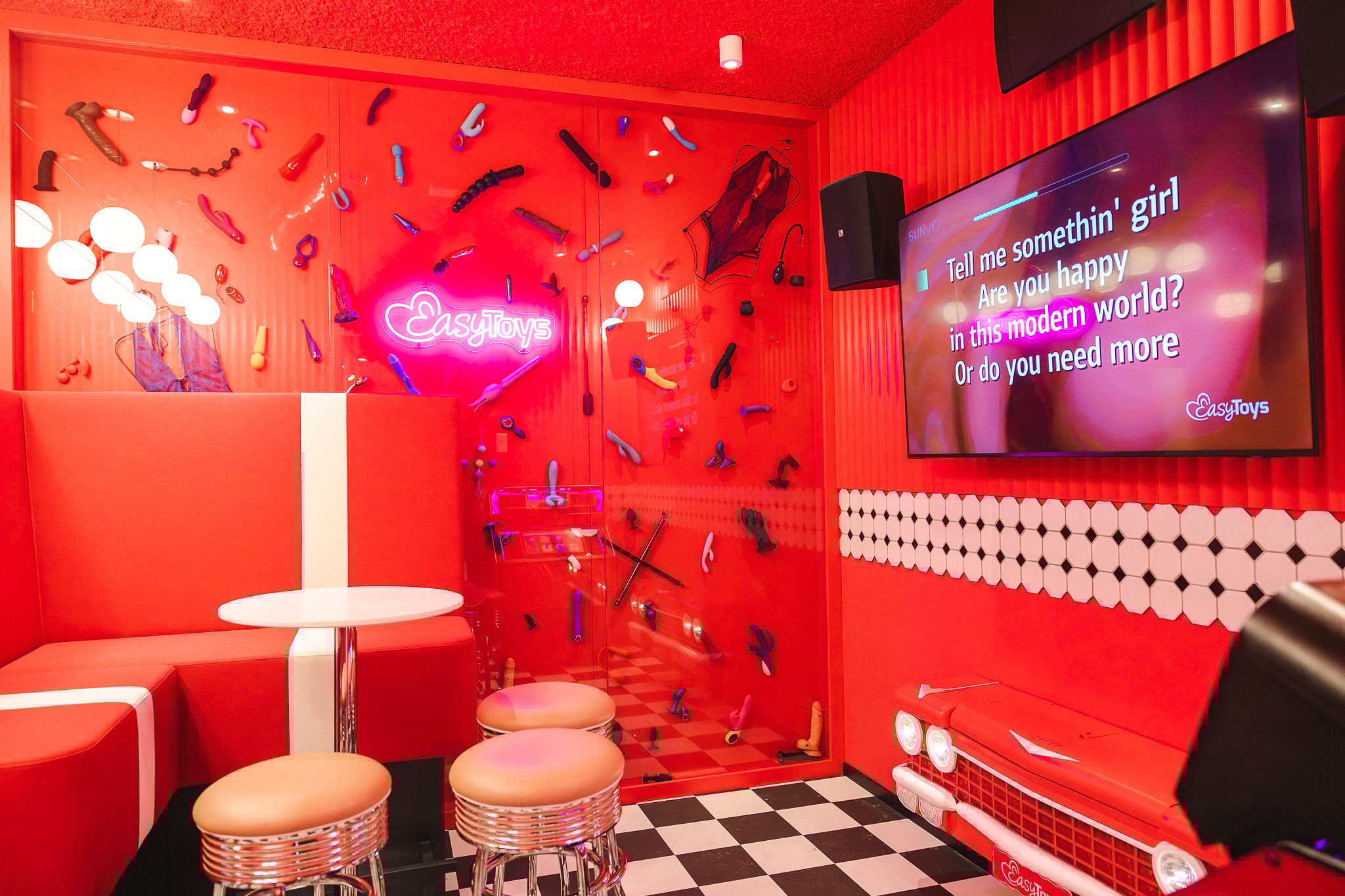 Durf jij? Bij deze nieuwe hotspot in Groningen doe je karaoke tussen de seksspeeltjes
