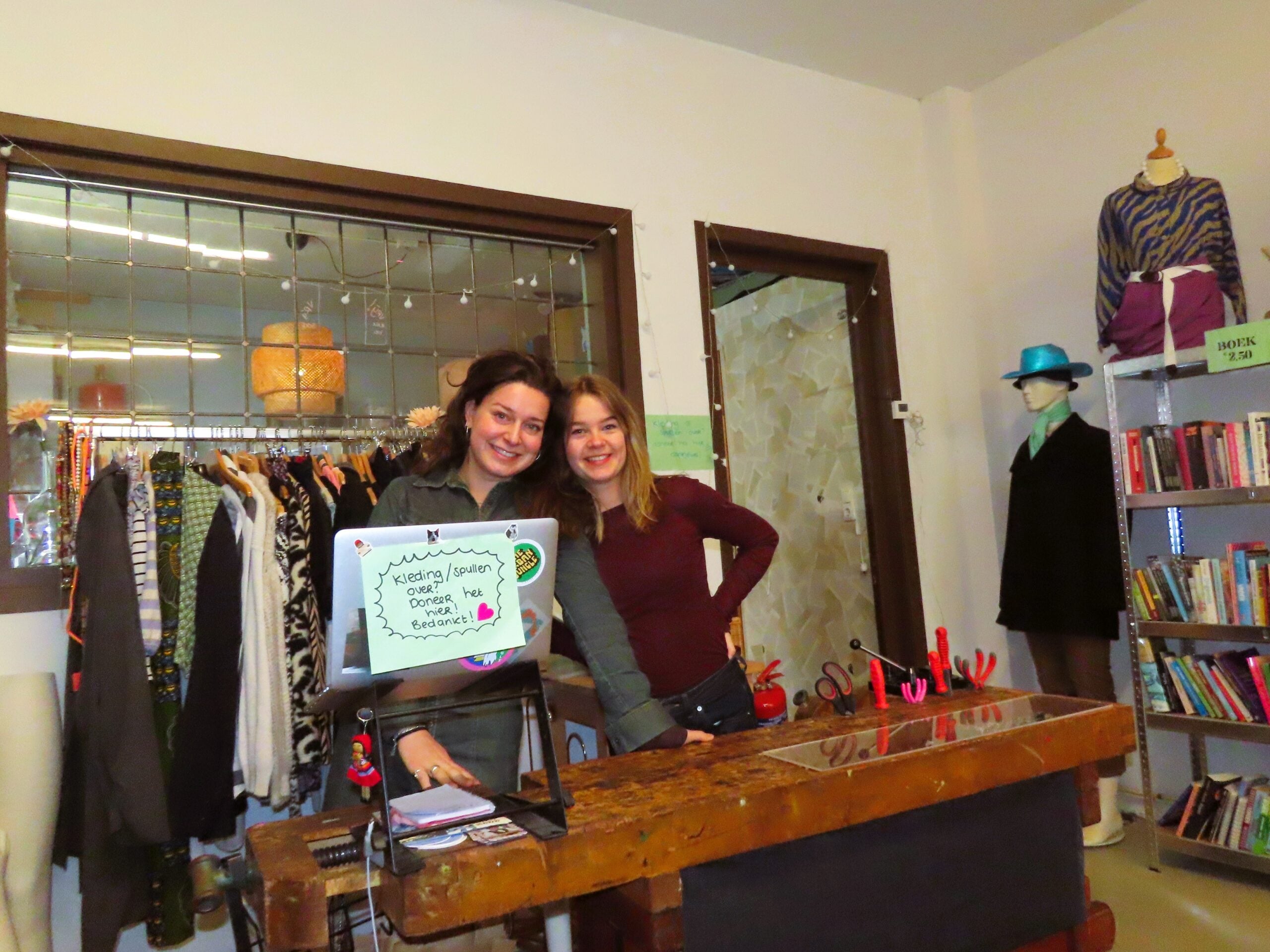 Sofie en Vera openen kringloop in hartje Groningen: ‘Als je bij ons komt, weet je nooit wat je zal v