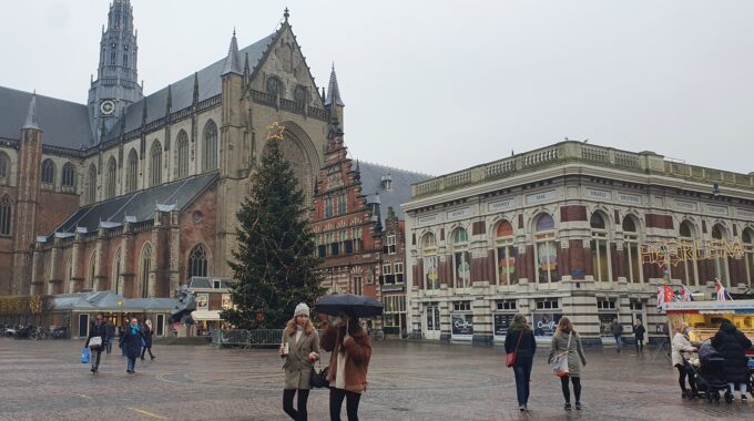 kerst kerstboom grote markt grote kerk paraplu shoppen winkelen koffie to go gluhwein winter haarlem