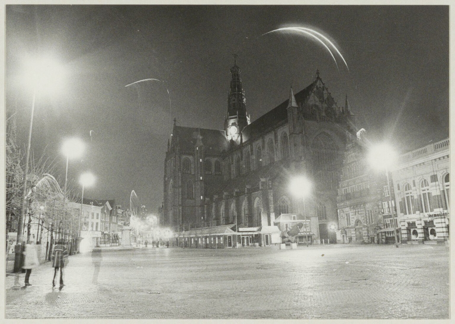 Foto's van toen toen vuurwerk nog mocht worden afgestoken in Haarlem Foto's van toen toen vuurwerk nog mocht worden afgestoken in Haarlem