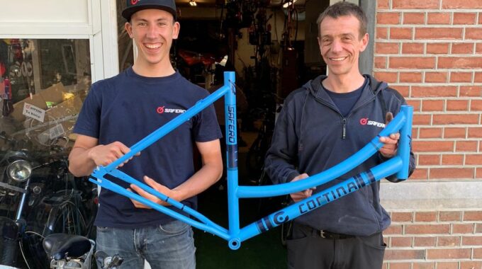 Safero Serginho en Roy met een fris gespoten Cortina