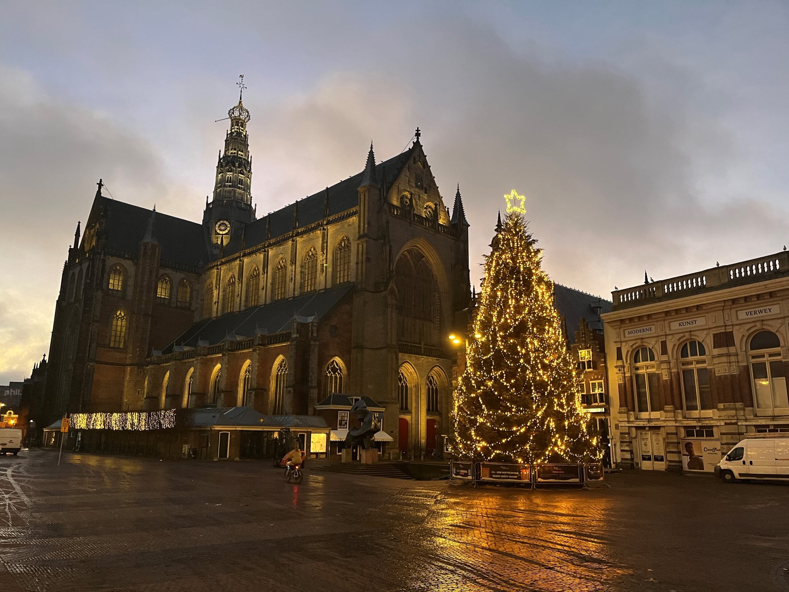 Gezellig: op deze datum wordt de kerstboom op de Grote Markt gezet