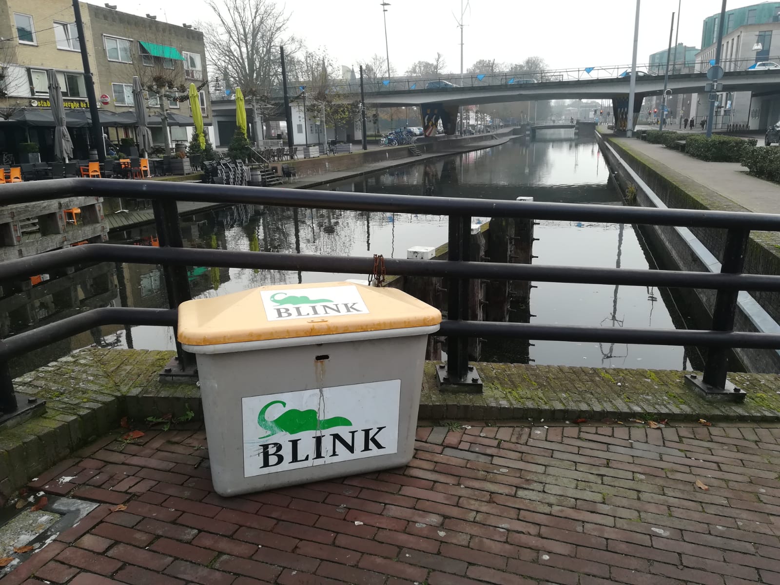 Blink container