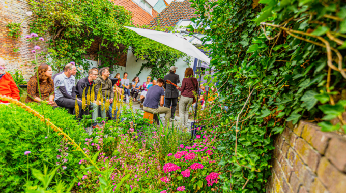 Gluren bij de Buren