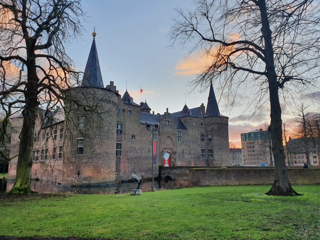 Wa? In dit tv-programma noemen ze Helmond een ‘stadje vlakbij Eindhoven’