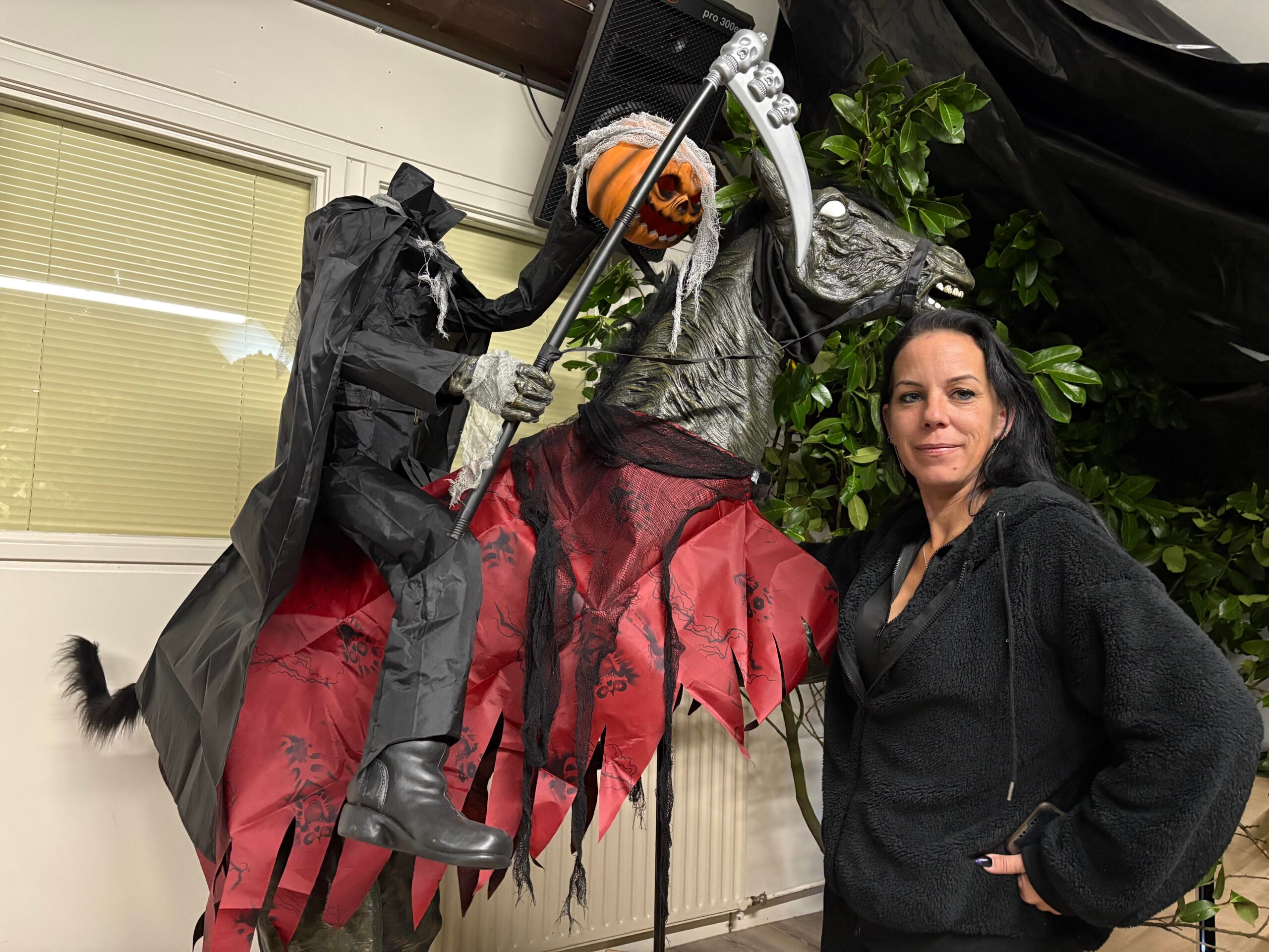 Angela bouwt haar eigen spookhuis: ‘Eens per jaar kan ik helemaal mezelf zijn’