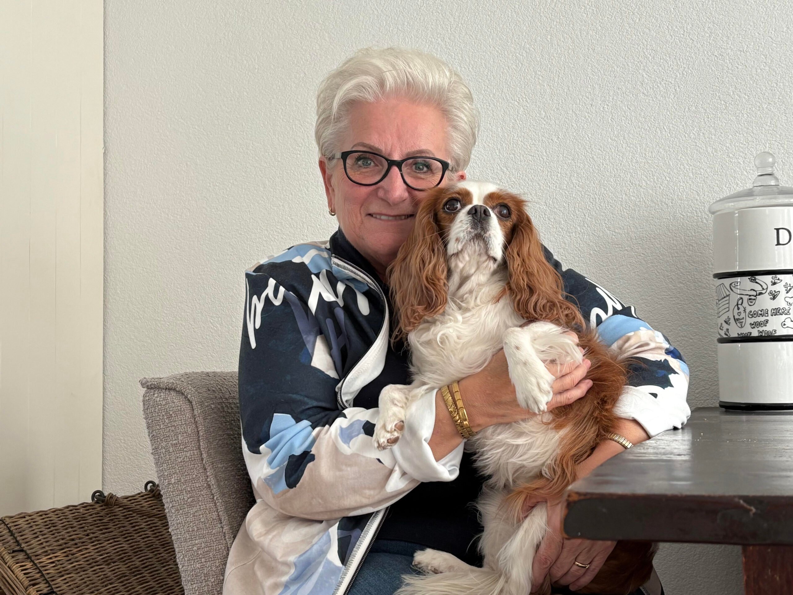 Marij en hondje Maddi bezoeken Helmonders met dementie: ‘Ze is de ideale aaihond’