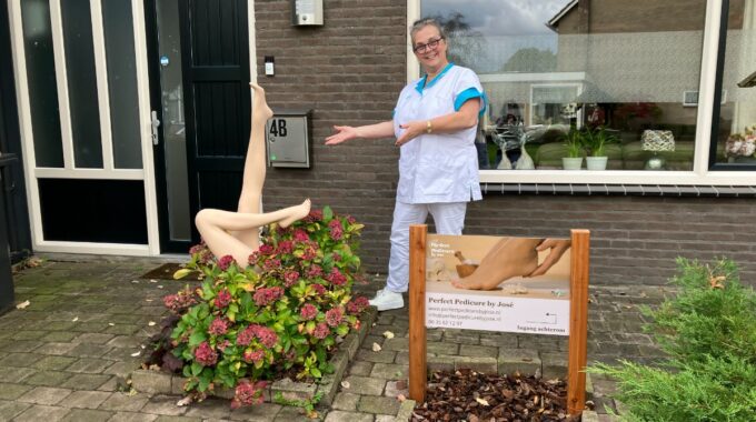 José Hartmann in haar voortuin aan de Castorweg. Foto: indebuurt Hengelo