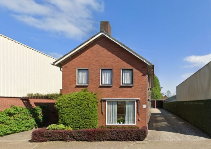 Aan de Binnenhavenstraat staat een woning te koop. Foto: Google Maps