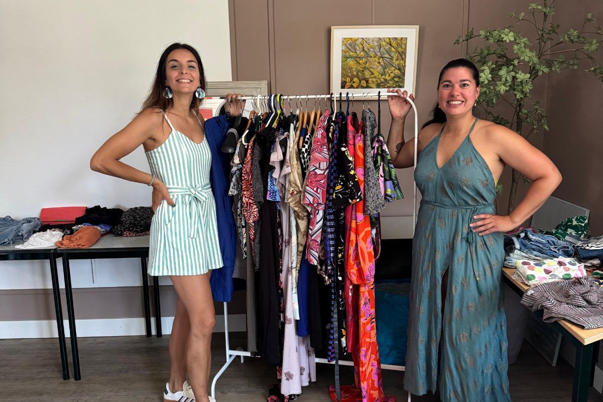 Hengeloër Sirah organiseert kledingruilparty’s: ‘Ik koop bijna nooit nieuwe kleding’