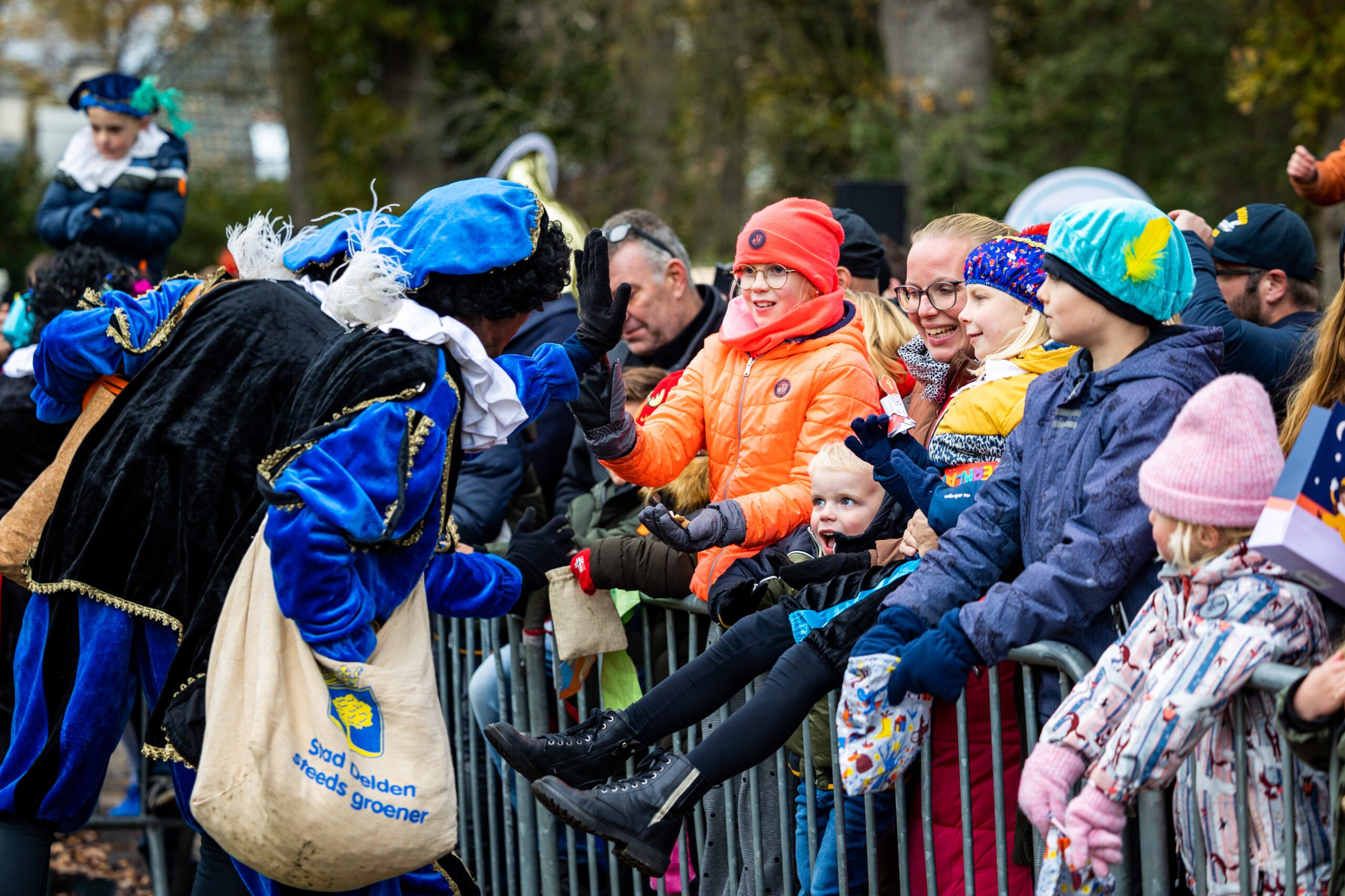Maak de sinterklaasintocht in Hengelo nog leuker met deze bingokaart
