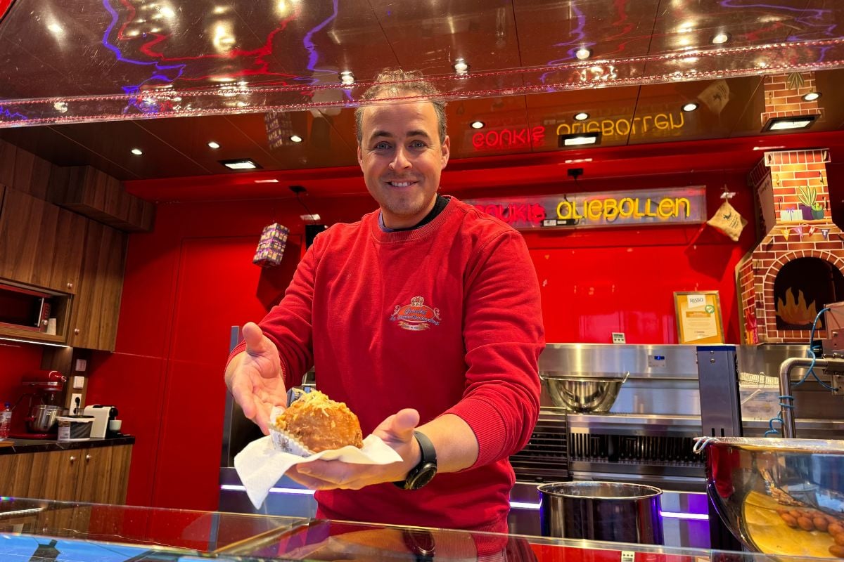 Oliebollenkoning van Hengelo komt met verrassende nieuwe smaak: ‘Hij is nu al mijn favoriet’