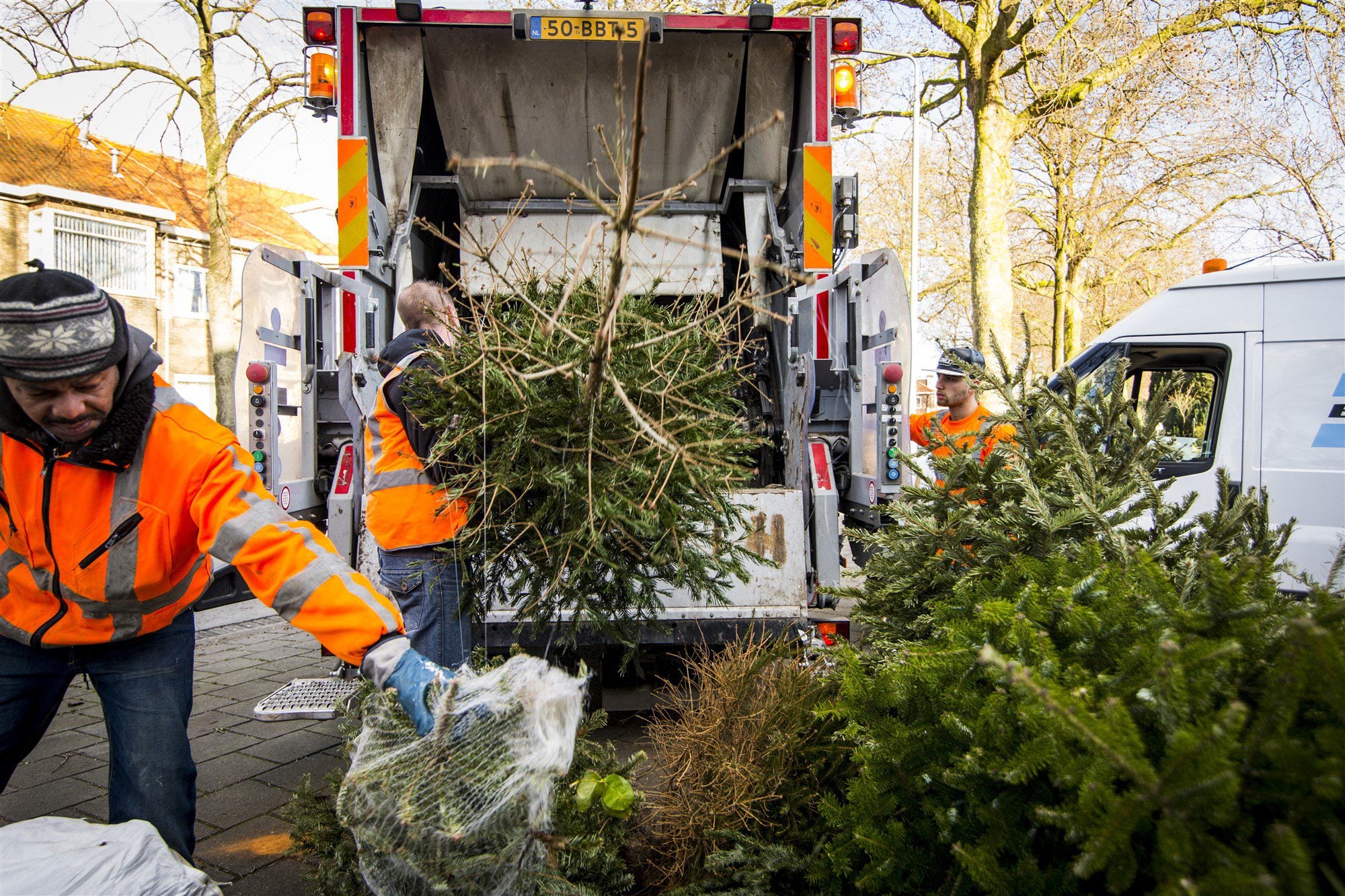 Weg ermee: op deze dag haalt Twente Milieu kerstbomen in Hengelo op