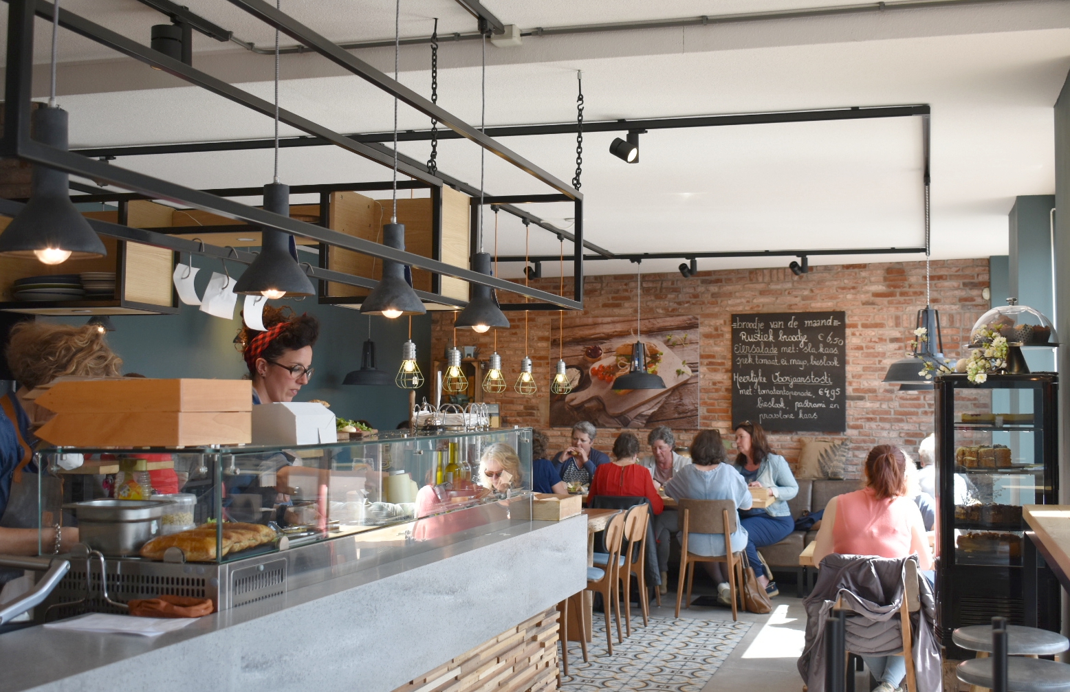 Aan tafel bij Ellen lunchroom koffiezaakje