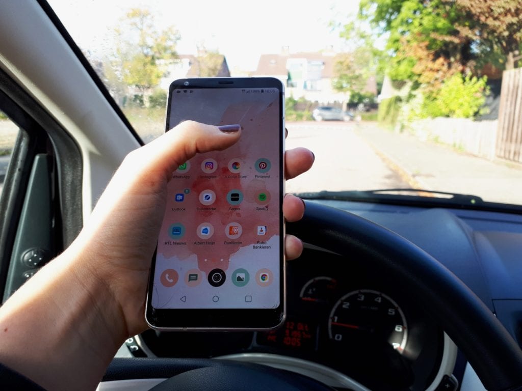 Bellen of appen in het verkeer zoveel boetes zijn er uitgedeeld in de Hoeksche Waard