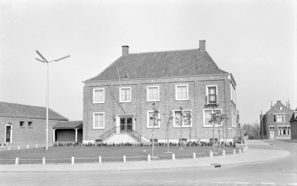 Even gluren deze panden zijn de oude gemeentehuizen van vroeger