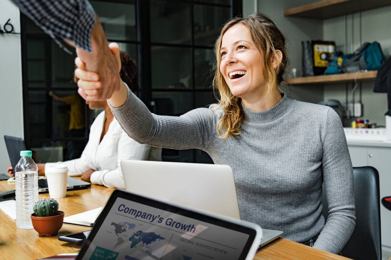 nieuwe-baan-vacature-werken-laptop-kantoor