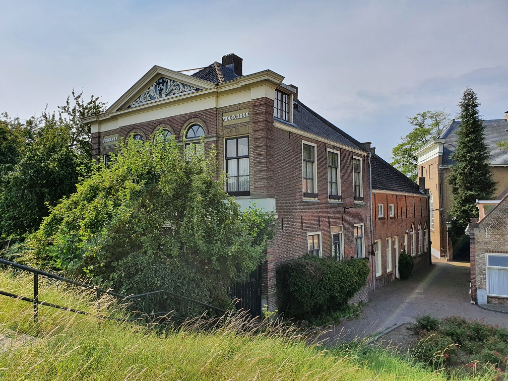 Mysterie opgelost dit oude raadhuis staat al jaren te verwaarlozen en