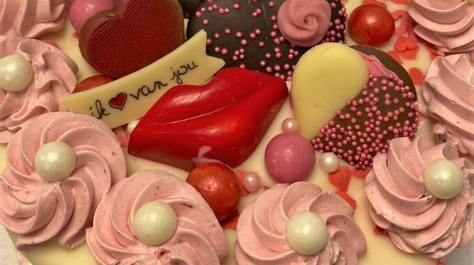 Bakkerij de Koning valentijnsassortiment 2021 (3) dripcake close-up v2