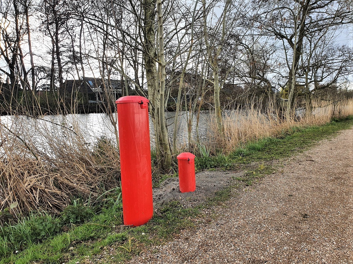 Dit is waarom je langs de waterkanten rode buizen ziet opduiken - indebuurt
