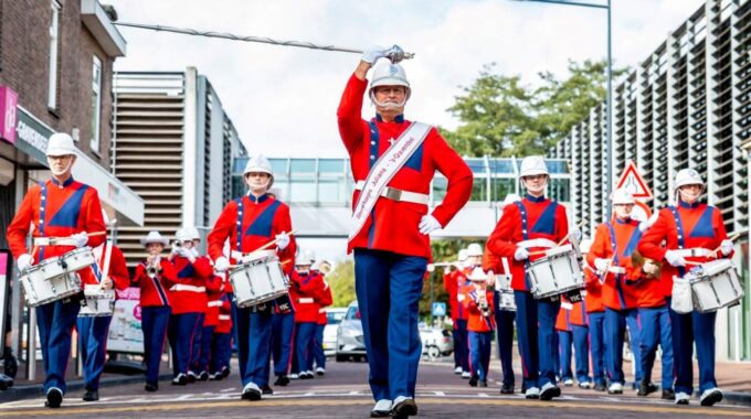 Showkorps Juliana optreden op straat