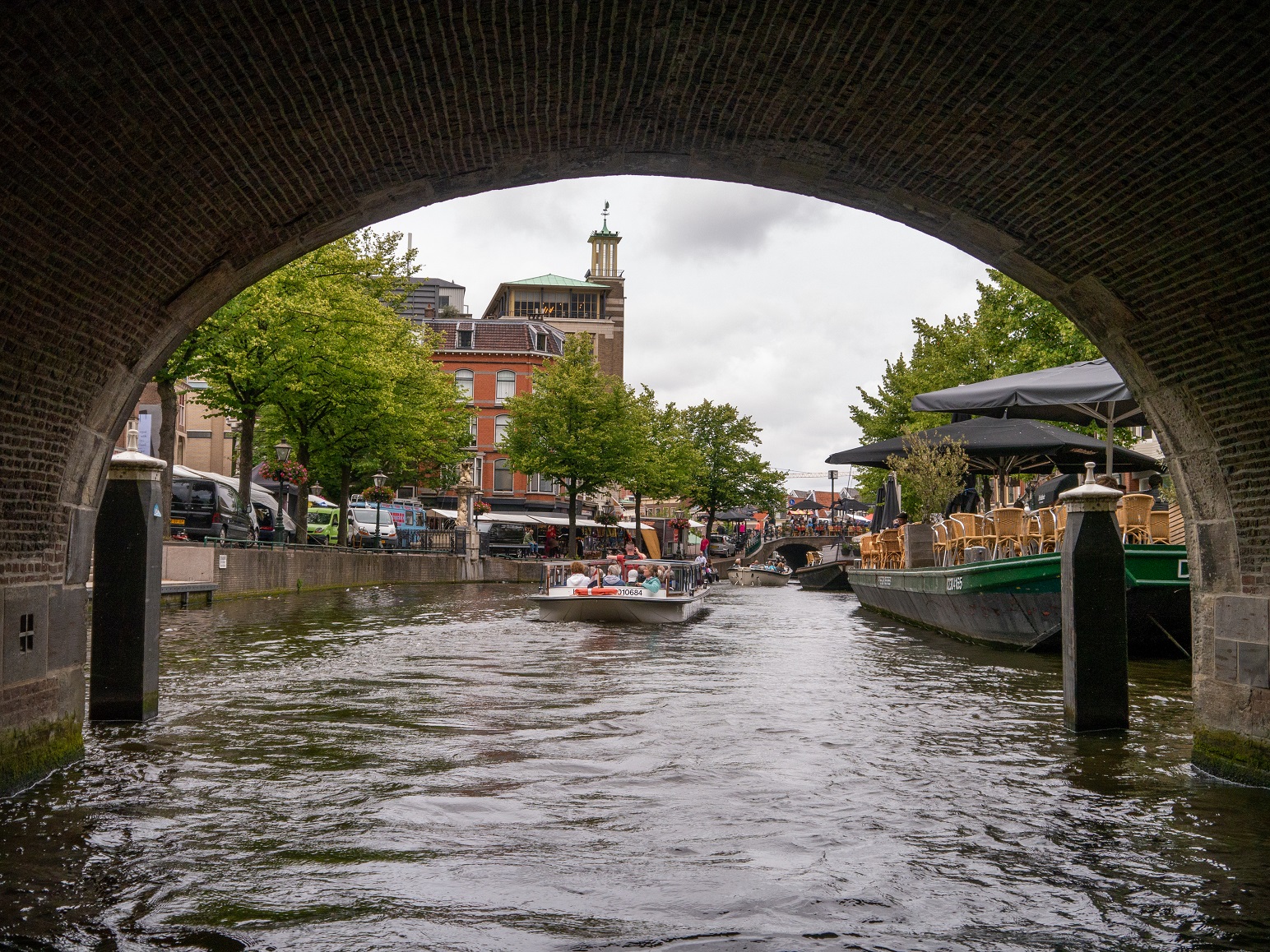 leiden sleutelstad varen grachten bootje