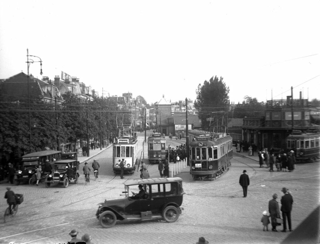 1926 Gezicht op de Stationsweg te Leiden, met veel tram- en autoverkeer Kret, Willem Johannes