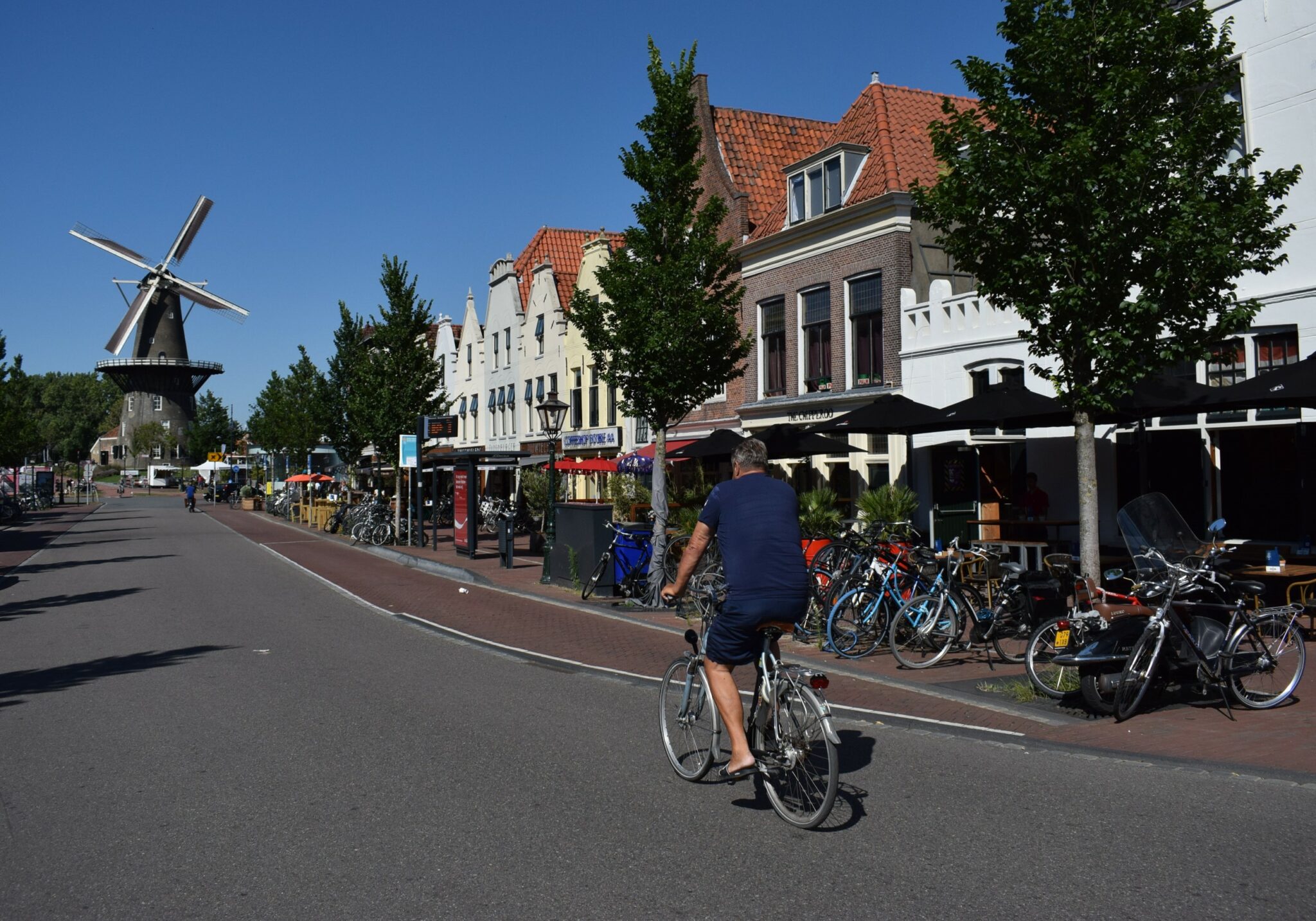 Op de fiets naar werk Molen de Valk