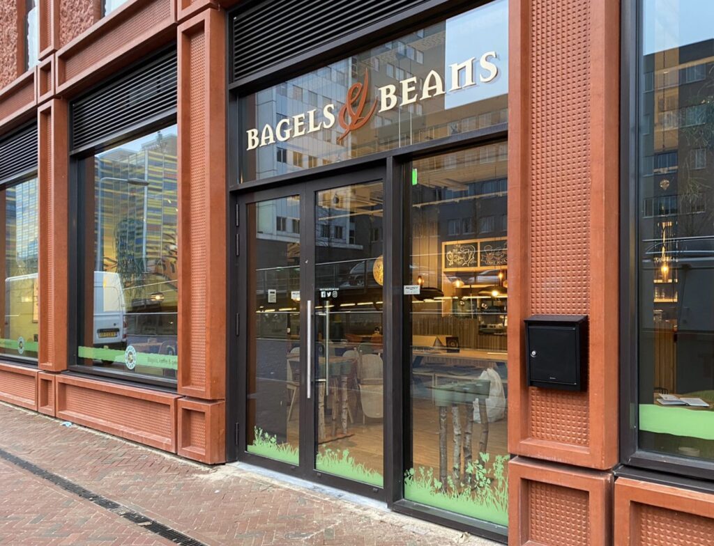 Verse bagels bij Leiden Centraal 'Een bagel in de is een dag