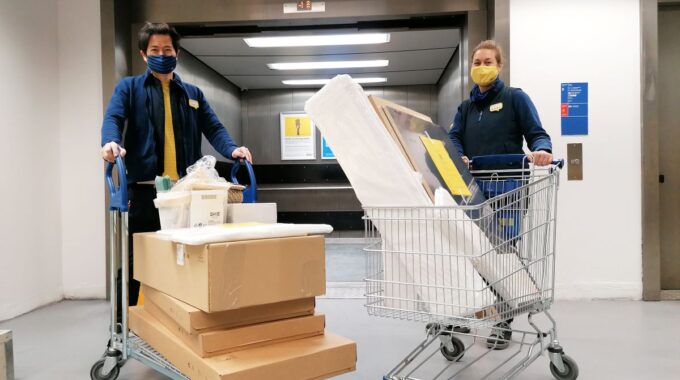 Kelvin en zijn collega Marlou shoppen jouw bestelling bij elkaar. Foto IKEA Delft
