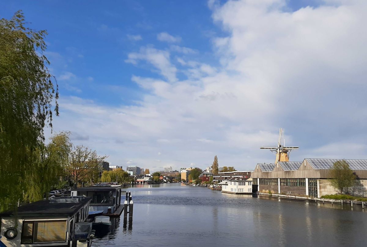 Even zien! Deze luxe woonboot staat te koop in Leiden