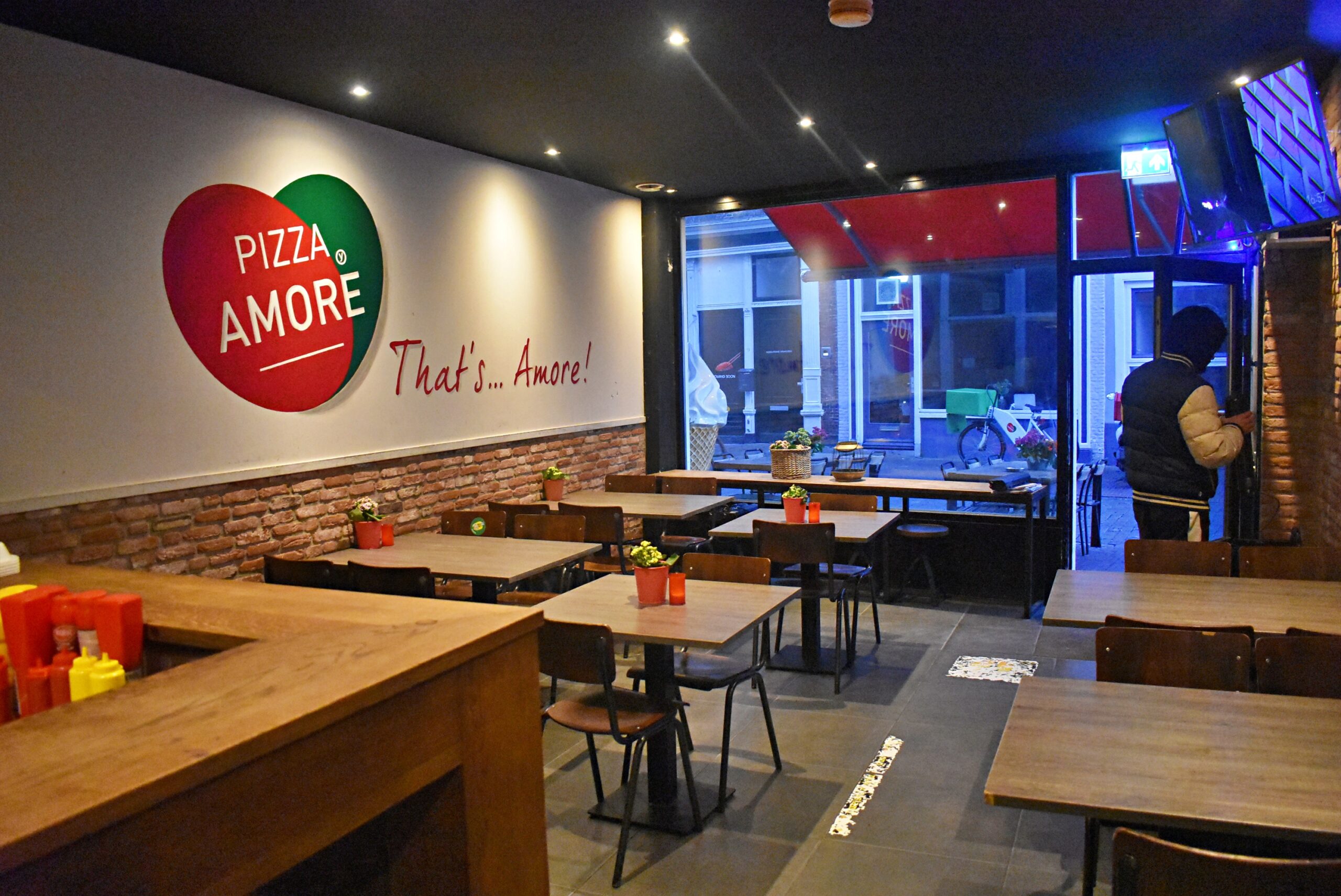 Bij Yucel gaat het feest al elf jaar na het stappen door indebuurt