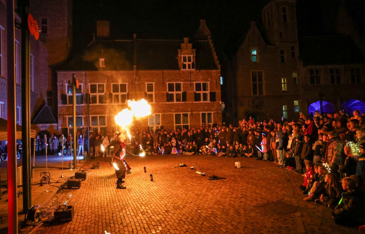 Straatartiesten, vuurspuwers en silent disco: zo beleefde Middelburg de Nacht van de Nacht