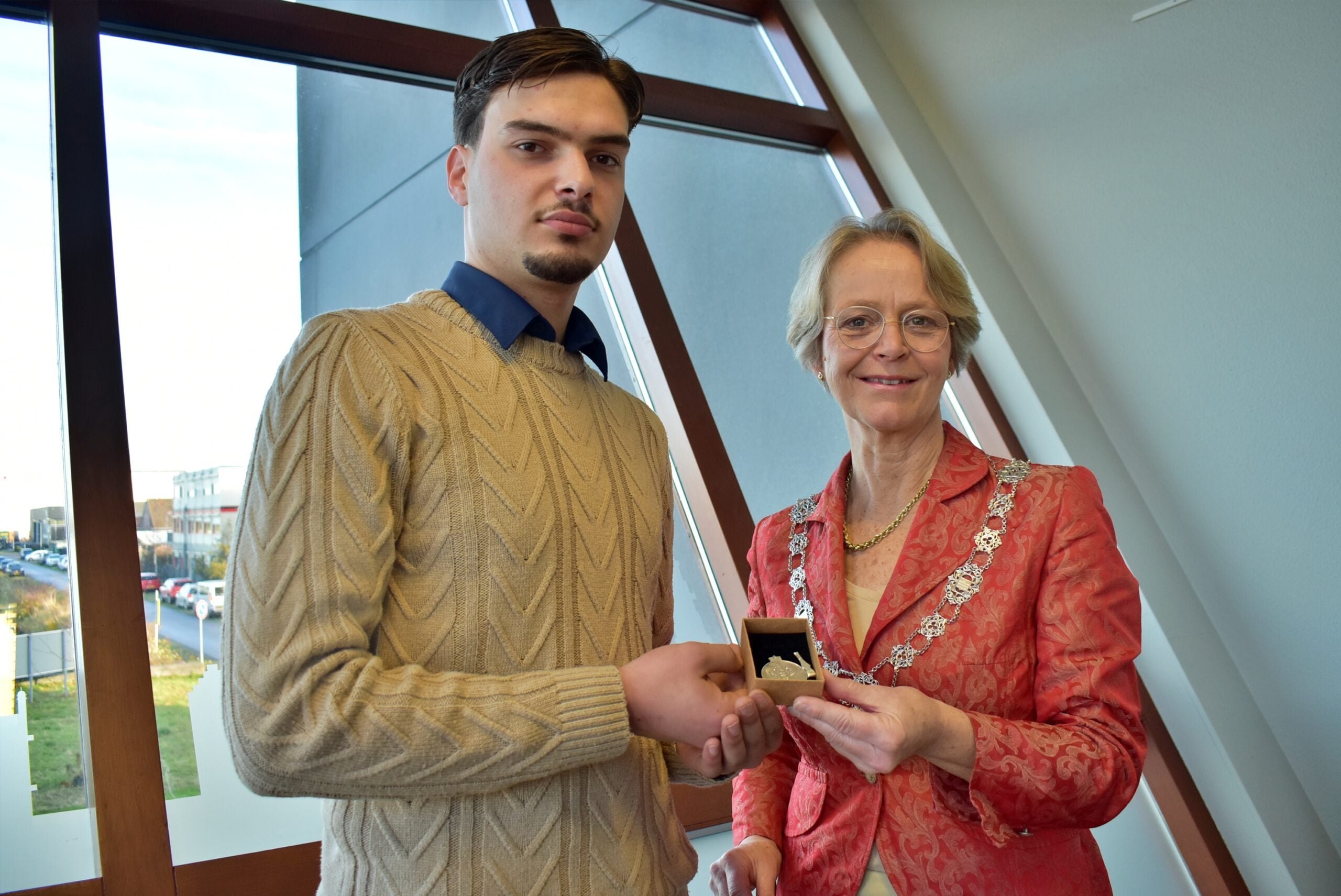 Caner bezorgt burgemeester Van Mastrigt het ideale sinterklaascadeau: ‘Ik dacht dat het nooit terug 