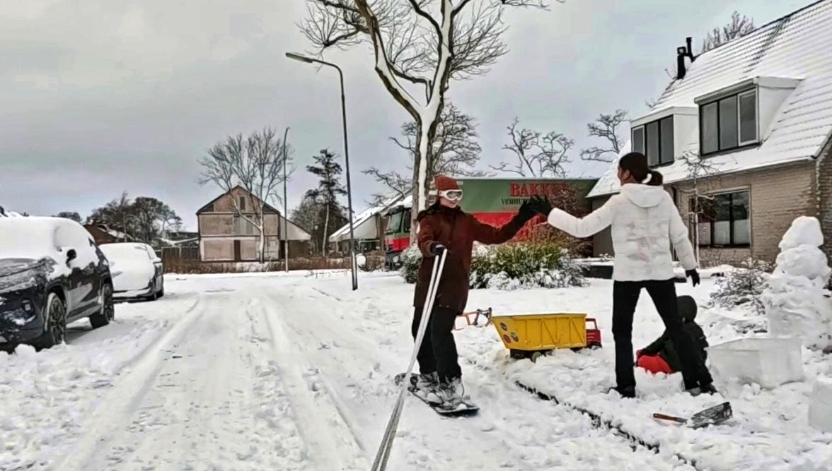 Anke en haar familie snowboardde door de Middelburgse straten: ‘Hebben hier 14 jaar op gewacht’
